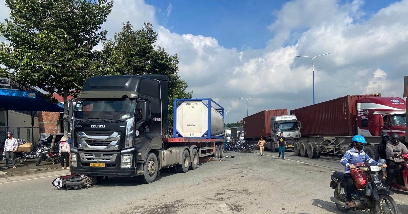 Ong Ba Cho Chau Ngoai Tren Xe May Va Cham O To O Tphcm Ca 3 Tu Vong 491