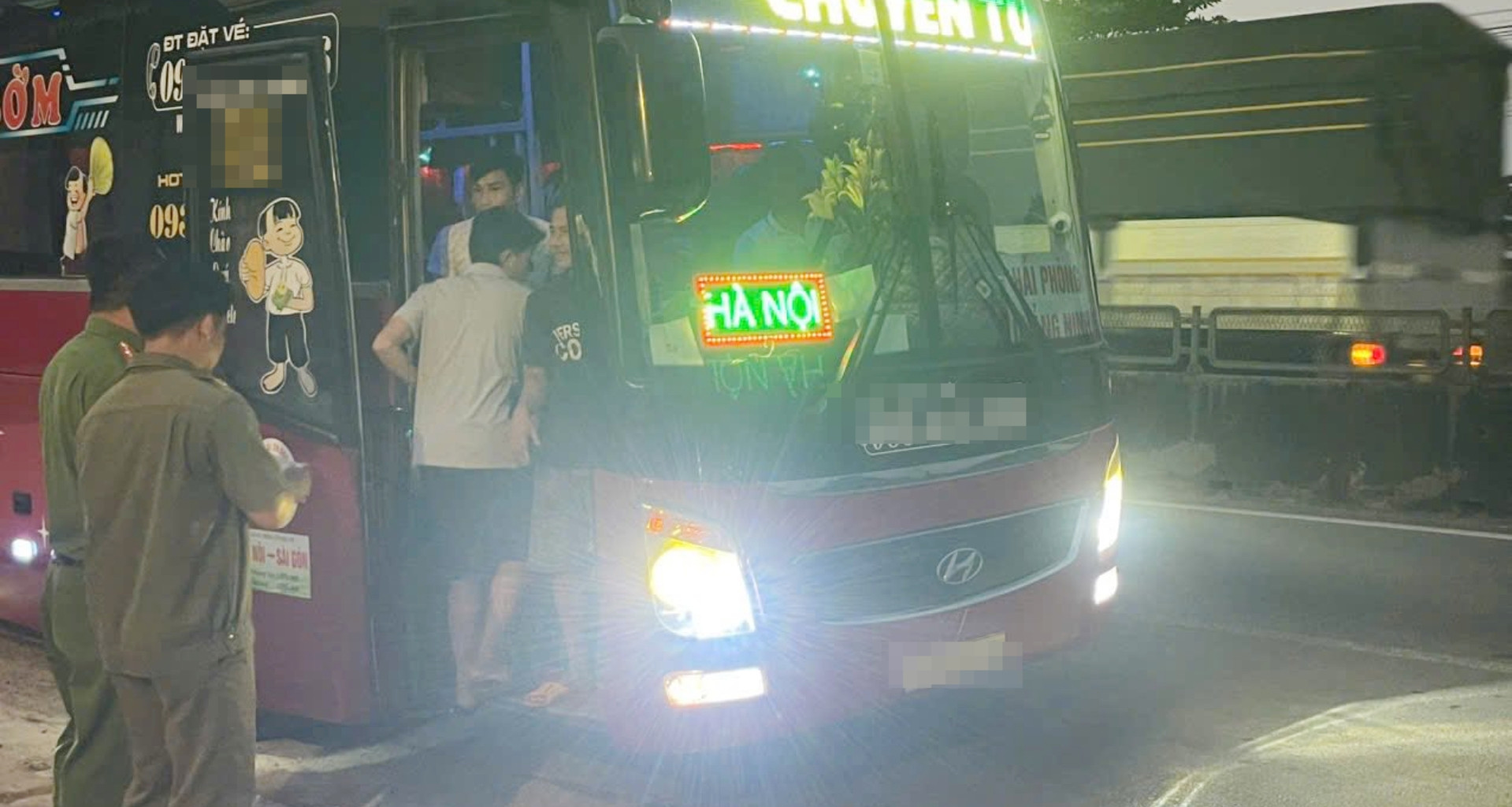 Phat Hien Chi Tiet La Ven Duong Nam Thanh Nien Hoang Hot Tim Cach Bo Tron 199