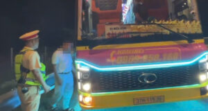 Phat Hien Xe Khach Het Han Dang Kiem Van Chay Bang Bang Tren Cao Toc 1208