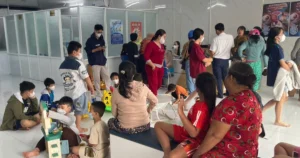 phu huynh dua con di tiem ngua 17738090045782111130410 0 108 718 1257 crop 17738090864681143579042.j