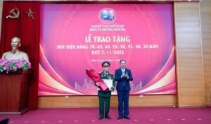 Phuong Dong Da Trao Huy Hieu Dang 7112025 Ton Vinh 128 Bong Hoa Dep Cong Hien Tron Doi Cho Ly Tuong