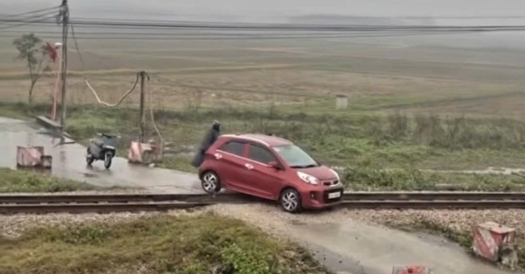 Phut Thot Tim Khi Doan Tau Lao Den Gap O To Chet May Tren Duong Ray 1974