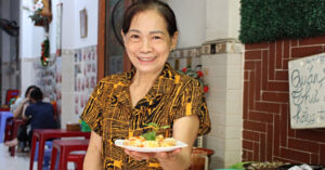 Quan An Co Ba Chu Doc Rap Tinh Tien Sap Dong Cua Khach Tiec Nuoi Khi Den An 908