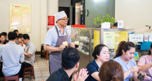 Quan Che Gan 50 Nam Tuoi O Ha Noi Dong Kin Khach Moi Trua 2769