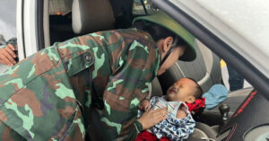 Quan Doi Lap Tram Ho Tro Khan Cap Kip Thoi Cuu Be 2 Tuoi Roi Xuong Nuoc 320