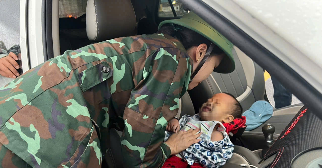 Quan Doi Lap Tram Ho Tro Khan Cap Kip Thoi Cuu Be 2 Tuoi Roi Xuong Nuoc 320