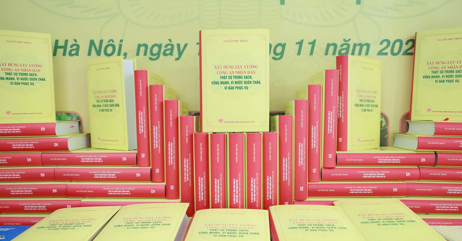 Ra Mat Sach Ve Cong An Nhan Dan Cua Co Tong Bi Thu Nguyen Phu Trong 2914