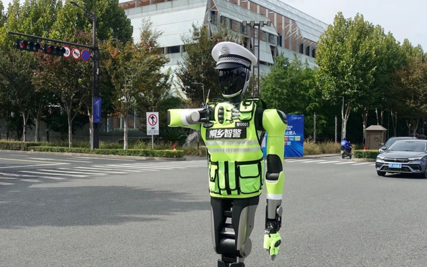 Robot Giao Thong Tai Trung Quoc