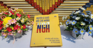 Sách song ngữ về Chủ tịch Hồ Chí Minh và 200 hình ảnh tư liệu vô giá 8 sach song ngu ve chu tich ho chi minh va 200 hinh anh tu lieu vo gia 3423