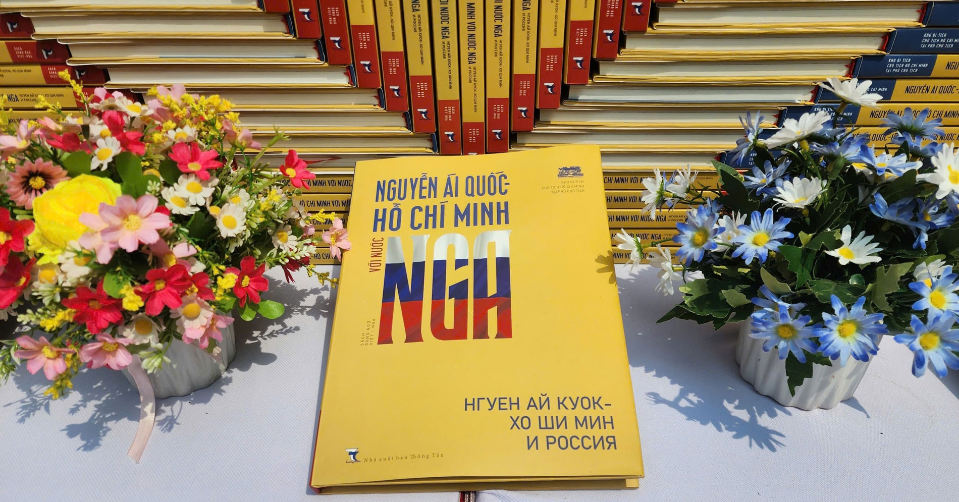 sach song ngu ve chu tich ho chi minh va 200 hinh anh tu lieu vo gia 3423