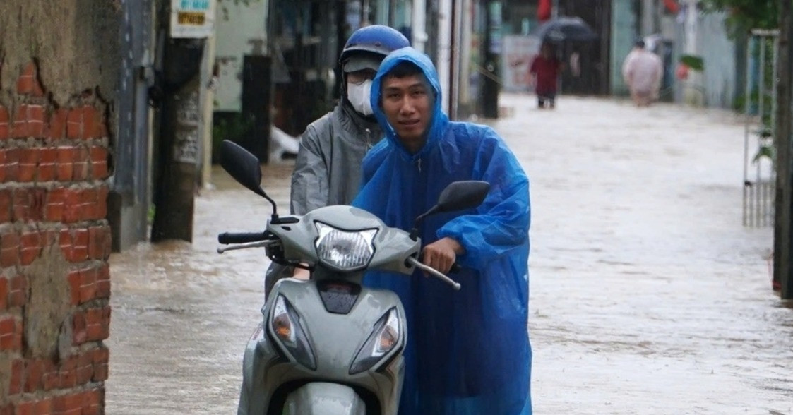 Sinh Vien Da Nang Tat Ta Om Do Chay Lu O Ron Ngap Me Suot 1173