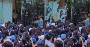 Sự kiện của diễn viên Trương Lăng Hách hỗn loạn, fan chen lấn làm vỡ cửa kính 9 su kien cua dien vien truong lang hach hon loan fan chen lan lam vo cua kinh 2576