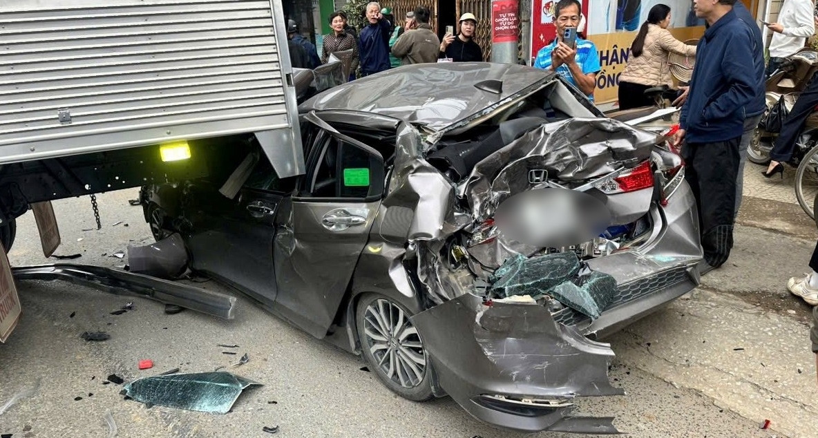 Tai Nan Lien Hoan Giua 6 O To Xe Con Bep Dum 544