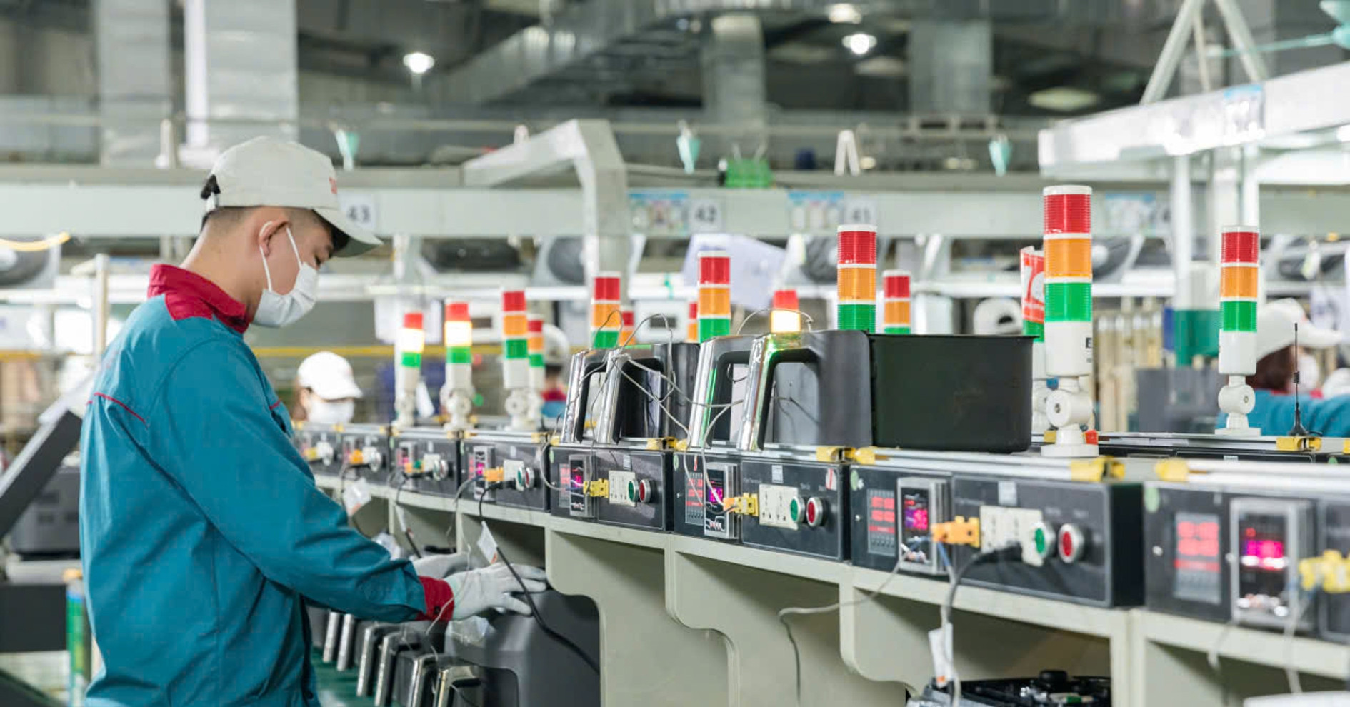 Tam Ho Chieu My Va Hanh Trinh Gian Nan Cua Shark Phu Dua Sunhouse Ra Toan Cau 236