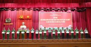 tang giay khen cho 9 tap the va 9 ca nhan co thanh tich xuat sac trong thuc hien phong trao thi dua