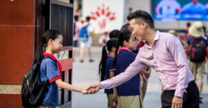 Thay Co Giao Nhan Hon Khi Bo Bat Loi Bang Chao Don Hoc Tro 3219