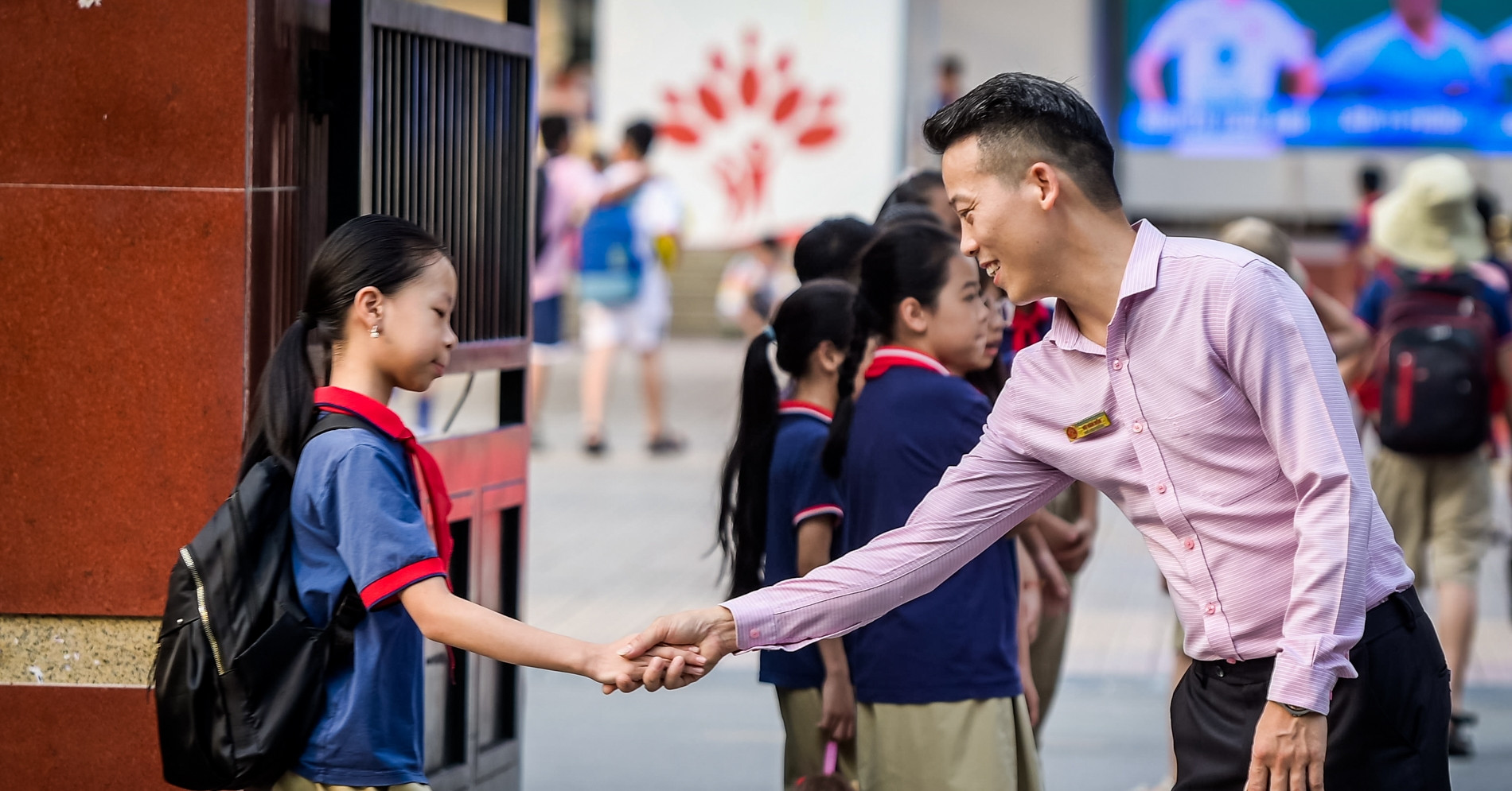 Thay Co Giao Nhan Hon Khi Bo Bat Loi Bang Chao Don Hoc Tro 3219