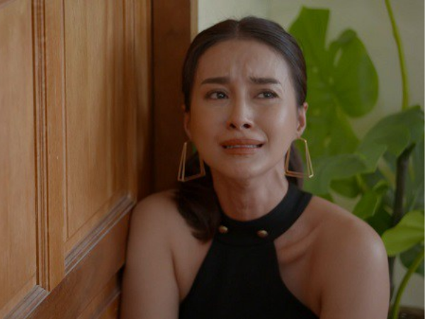 thay con gau bong tren ban tho chong gian du nem di con toi soc ngat khi nhan ra bi mat ve dua con n
