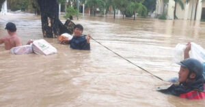 Thay Giao Mang Mi Tom Banh Mi Boi Vao Truong Cuu Tro 500 Sinh Vien 1675