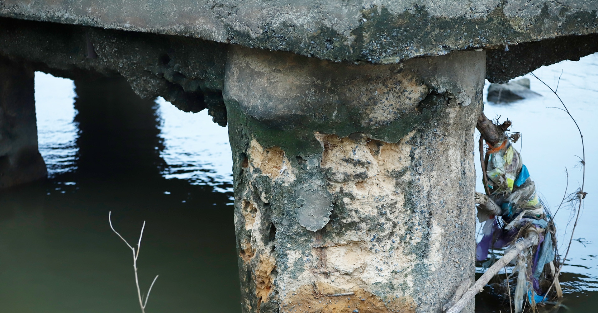 Them Mot Tru Cau Song Lo Lo Cot Thep Ri Set 282