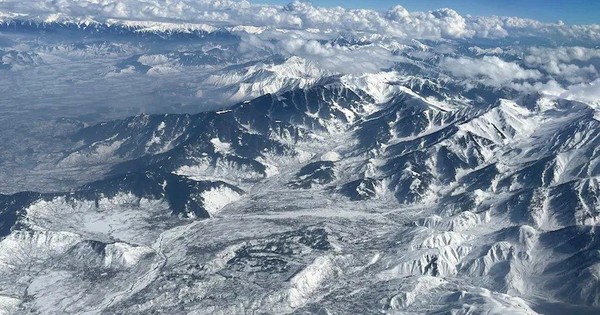 Thiet Bi Hat Nhan Cia That Lac Bi An Giua Bang Tuyet Himalaya Van Chua Tim Thay 1765873120105 176587