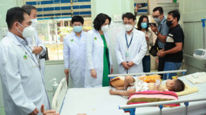 thu truong bo y te nguyen thi lien huong kiem tra tinh hinh dieu tri o benh vien nhi dong 2