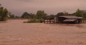 Tinh Huong Mua Lu Khan Cap Chu Tich Xa Hoa Toc Cho Toan Bo Hoc Sinh Nghi Hoc 813