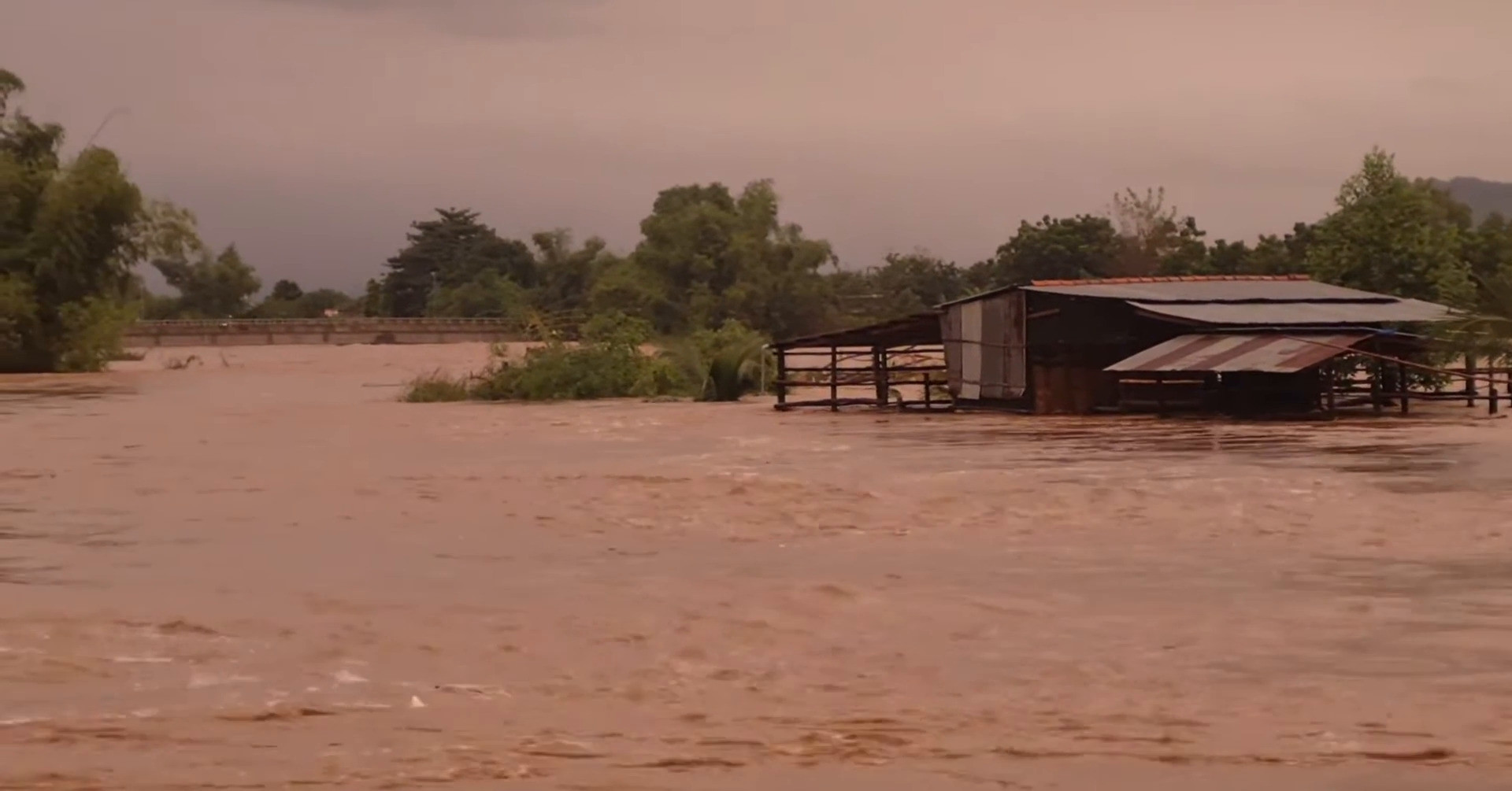 Tinh Huong Mua Lu Khan Cap Chu Tich Xa Hoa Toc Cho Toan Bo Hoc Sinh Nghi Hoc 813