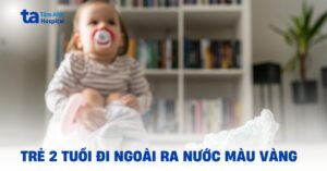 tre 2 tuoi di ngoai ra nuoc mau vang