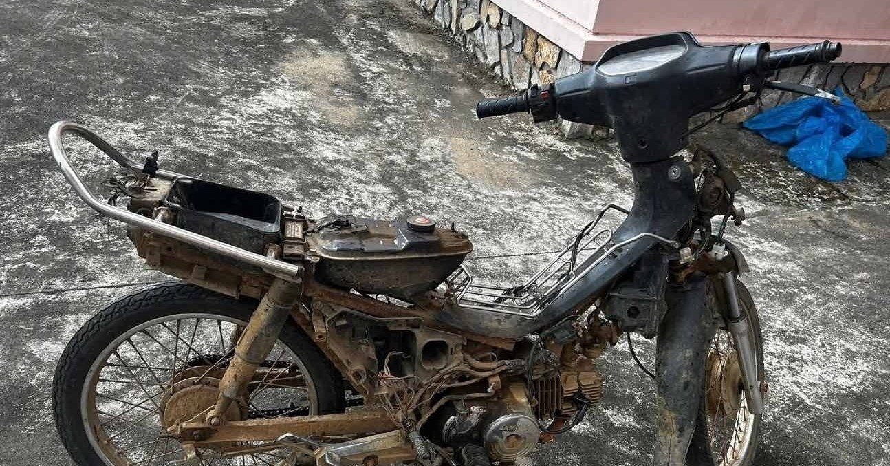 truoc khi che mat vao tiem vang voi bieu hien la nguoi dan ong da trom xe may 2039