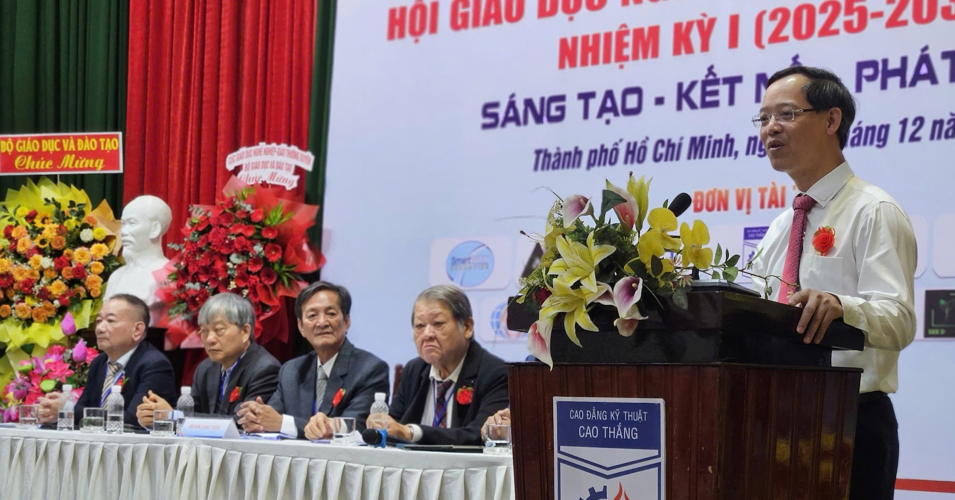 Truong Cao Dang Trung Cap Khong Nen Ky Voi Hang Tram Doanh Nghiep Lay So Luong 1411