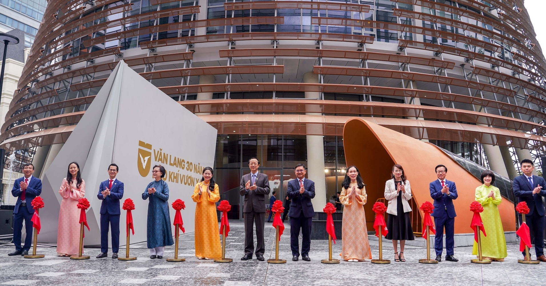 Truong Dai Hoc Van Lang Nhan Huan Chuong Lao Dong Hang Nhi 1035