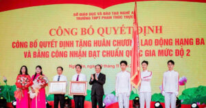 Truong Thpt Phan Thuc Truc Nghe An Nhan Huan Chuong Lao Dong Hang Ba 1386