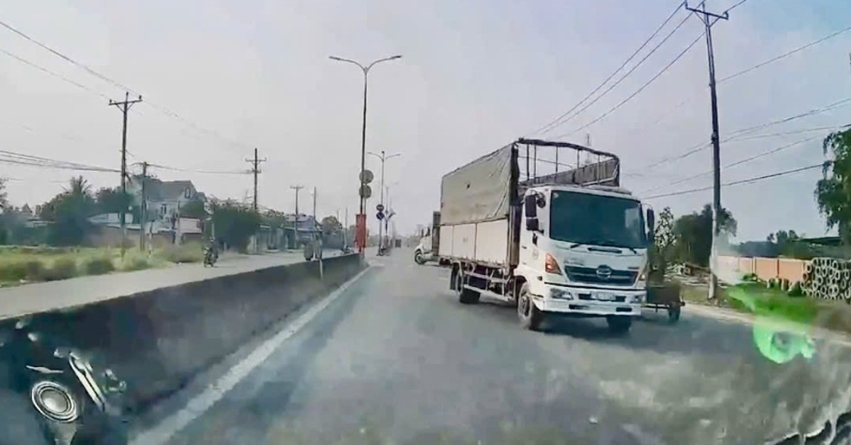 tu clip nguoi dan cung cap csgt o tay ninh xu phat tai xe xe tai 19 trieu dong 2160