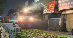 va cham voi tau hoa o ha noi nam tai xe vang xa 20m tu vong tai cho 1544