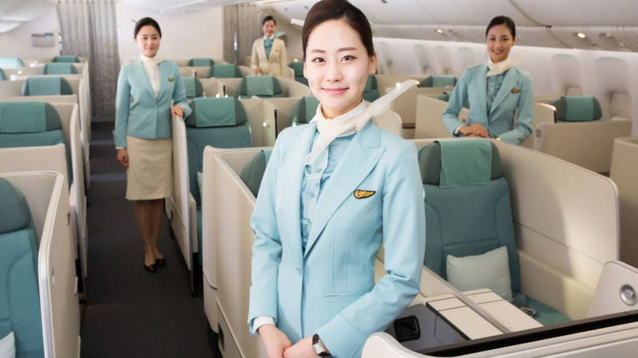 vi sao tiep vien hang khong thuong mac vay thay vi quan dai su that phia sau gay bat ngo 152423