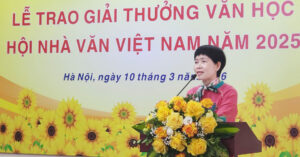 viet tu noi dau nha tho mac benh nan y gianh giai thuong hoi nha van viet nam 1129