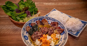 Vo Chong Viet My Ban Bun Cha Pho Chien Phong Lot Top 50 Quan Tot Nhat My 1600