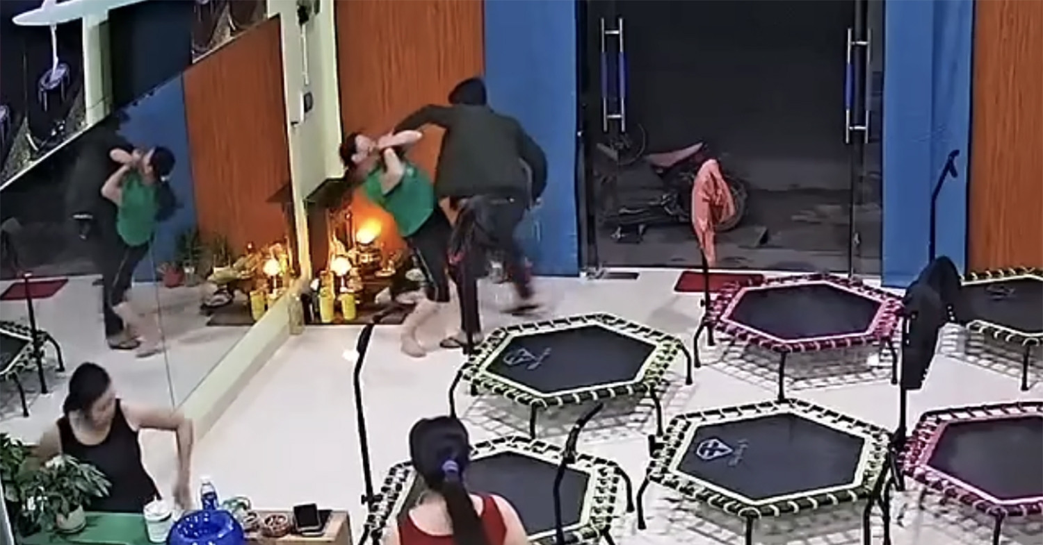 xac minh clip nguoi dan ong bit mat xong vao phong tap giat day chuyen phu nu 2900