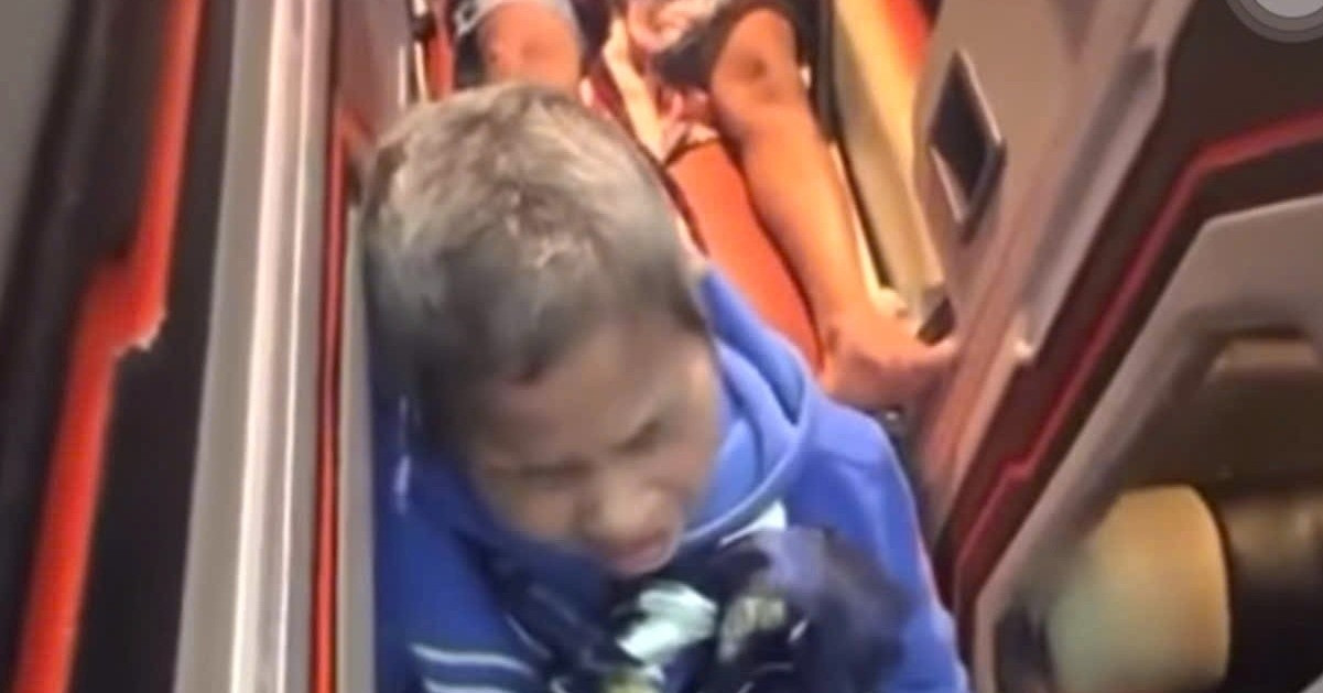 Xac Minh Clip Nguoi Me Gia Khoc Nuc No Tren Xe Khach Vi Bi Bo Roi 1912