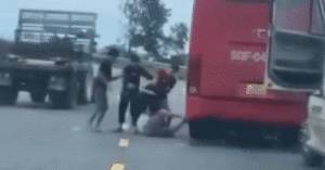 Xac Minh Clip Xe Khach Va Xe Container Phanh Gap Nguoi Lao Xuong Danh Nhau Giua Duong 1720