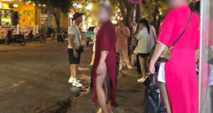 Xác minh vụ du khách nước ngoài mặc áo dài phối bikini gây bức xúc ở Hội An 5 xac minh vu du khach nuoc ngoai mac ao dai phoi bikini gay buc xuc o hoi an 154