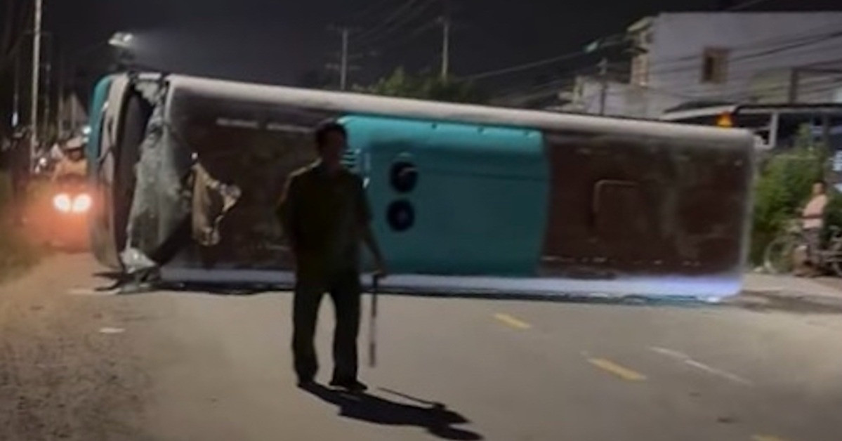 Xe Cho Cong Nhan Bat Ngo Lat Ngang Hon 10 Nguoi Nhap Vien 3684