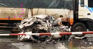 Xe Con Bi Vo Nat Sau Va Cham Lien Hoan Nam Tai Xe Thoat Chet Than Ky 285