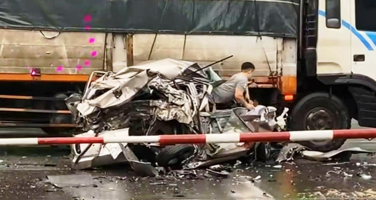 Xe Con Bi Vo Nat Sau Va Cham Lien Hoan Nam Tai Xe Thoat Chet Than Ky 285