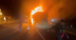 Xe Khach Chay Do Ruc Giua Cao Toc Tai Xe Voi Pha Cua Cuu Nguoi Trong Tich Tac 540