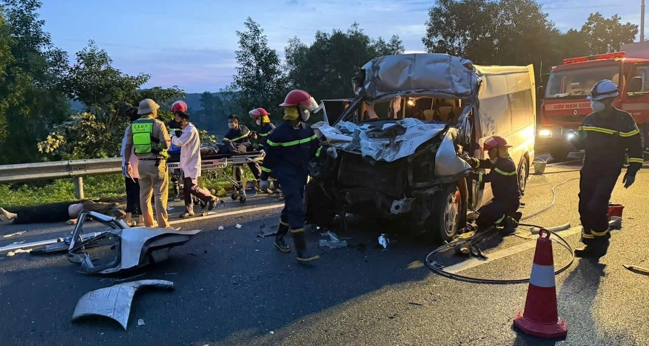 Xe Khach Va Cham Xe Dau Keo Tren Cao Toc 3 Nguoi Tu Vong 255