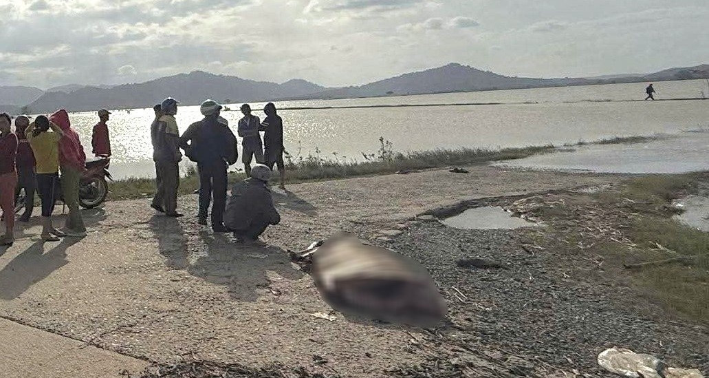 Xe May Cho Me Va Con Gai 6 Tuoi Roi Xuong Nuoc Ca Hai Tu Vong 594