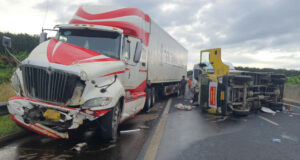 Xe Tai Cho Hang Cuu Tro Lat O Cao Toc Tao Chuoi 4 O To Tong Lien Hoan 2329