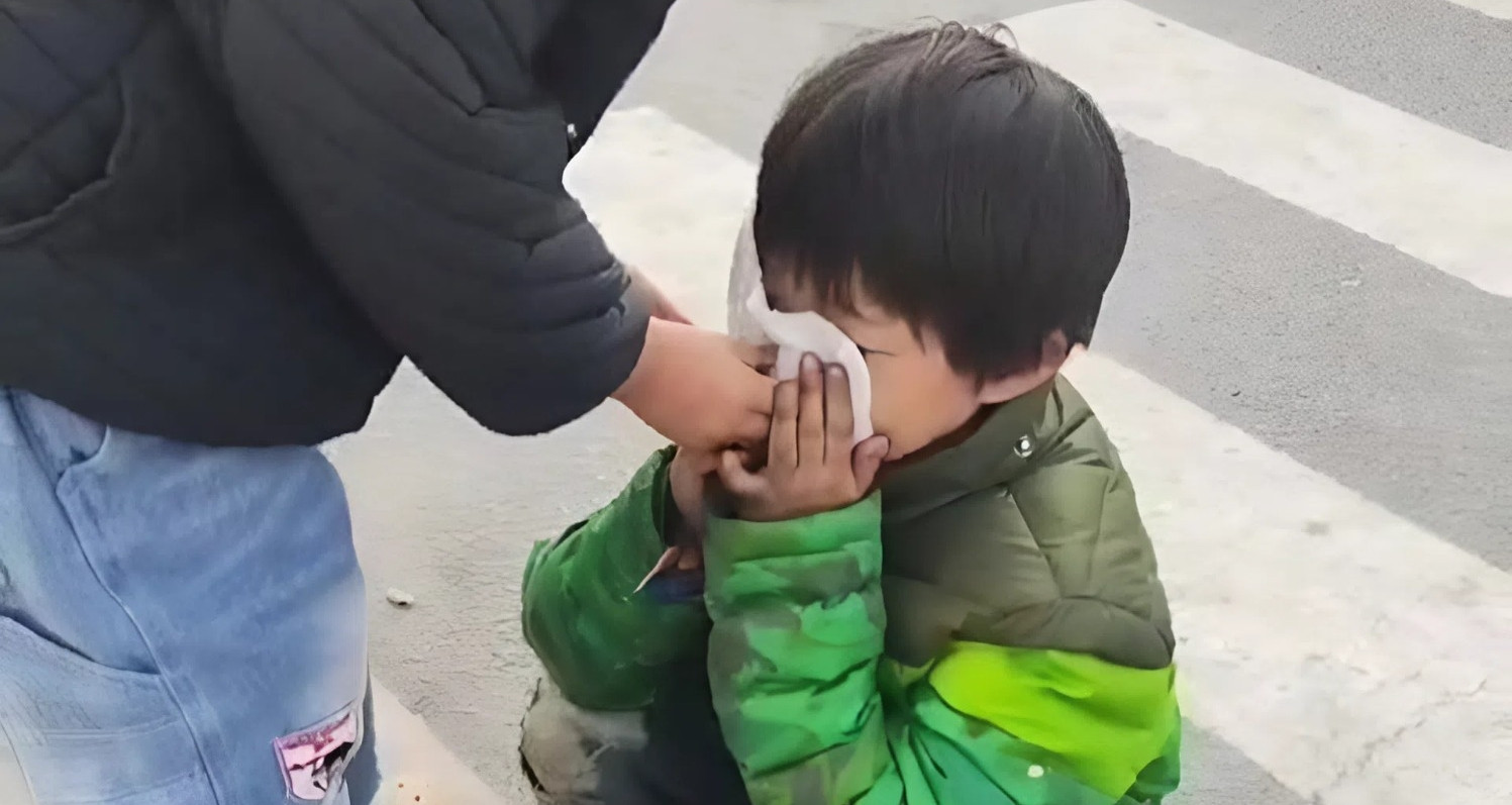 Xot Xa Hinh Anh Be Gai Lom Khom Nhat Do An Ben Duong Giua Gia Ret 2865